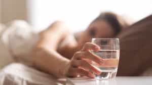 Warum ein Glas Wasser am Morgen so gesund ist