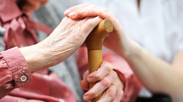 Pflege im Alter – welche Möglichkeiten kommen infrage?