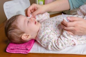 Bindehautentzündung bei Kindern – wann ist ein Arztbesuch notwendig?
