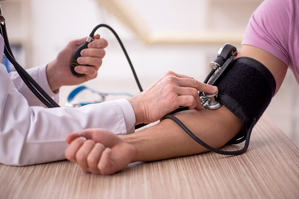 Leben mit Bluthochdruck: Mögliche Folgen und denkbare Behandlungsmöglichkeiten